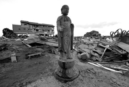 Tượng Bồ tát Địa Tạng đứng giữa những đổ nát sau sự tàn phá của sóng thần
